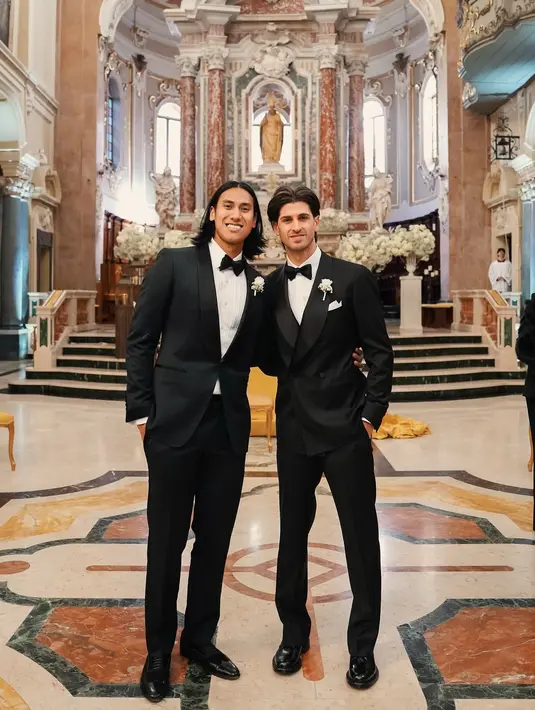 Pada kesempatan ini, Sean bergaya formal dengan tuksedo.  [Foto: Instagram/ Sean Glael]