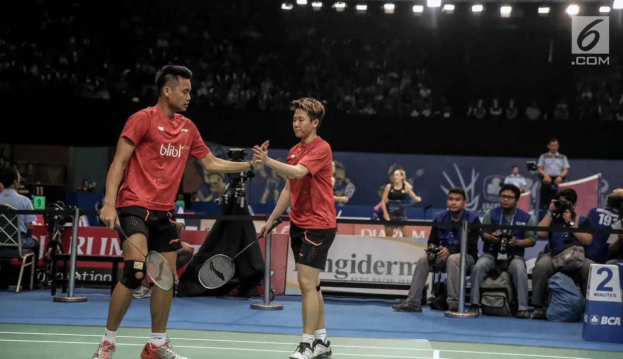 Ekspresi pemain Ganda Campuran Indonesia Tontowi Ahmad/Liliyana Natsir usai mengalahkan pemain asal Korea, Dukyoung Kim/Kim Ha Na pada laga pertama Indonesia Open 2017 di Jakarta, Selasa (13/6). (Liputan6.com/Faizal Fanani)
