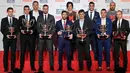 Lionel Messi (tengah) berpose dengan para pemenang penghargaan setelah menerima penghargaan Pichichi Trophy untuk pencetak gol terbanyak 2016-17 di liga Spanyol dan Alfredo Di Stefano Trophy di Barcelona (18/12). (AFP Photo/Lluis Gene)