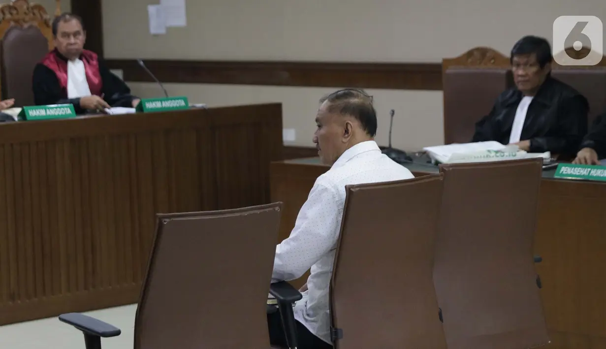 Terdakwa dugaan korupsi e-KTP, Markus Nari saat menjalani sidang lanjutan di Pengadilan Tipikor, Jakarta, Rabu (2/10/2019). Sidang beragendakan mendengar keterangan ndi Narogong, Setya Novanto dan Irvanto Hendra Pambudi Cahyo. (Liputan6.com/Helmi Fithriansyah)