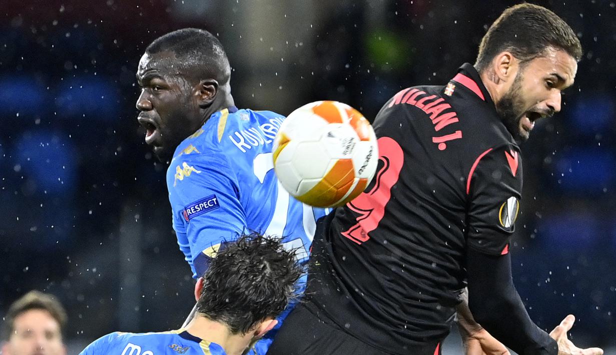 (Dari kiri) Bek Napoli Mario Rui, bek Napoli Kalidou Koulibaly dan penyerang Real Sociedad Willian Jose melakukan sundulan pada matchday terakhir Grup F Liga Europa di Diego Armando Maradona, Jumat (11/12/2020) dini hari WIB. Napoli bermain imbang 1-1 melawan Real Sociedad. (Alberto PIZZOLI / AFP)