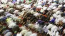 Umat muslim melaksanakan ibadah salat jumat di Masjid Istiqlal, Jakarta, Jumat (15/6). Salat Jumat di Hari Raya Idul Fitri itu diikuti ribuan umat yang memadati ikon mesjid di Ibukota tersebut. (Liputan6.com/Immanuel Antonius)