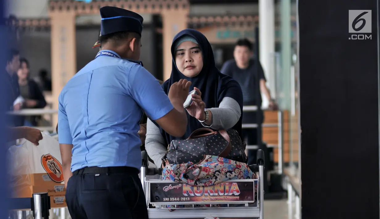 Seorang petugas membantu calon penumpang di Bandara Halim Perdanakusuma, Jakarta, Rabu (13/2). Jumlah penumpang di jalur penerbangan domestik Bandara Halim menurun sebesar  18,38 persen sejak kenaikan harga tiket pesawat. (Merdeka.com/Iqbal S Nugroho)