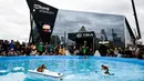 Penonton menyaksikan aksi tupai bernama Twiggy saat bermain ski air di luar US Bank Stadium sebagai bagian dari X Fest di Minneapolis, Amerika Serikat, Kamis (19/7). (Aaron Lavinsky/Star Tribune via AP)