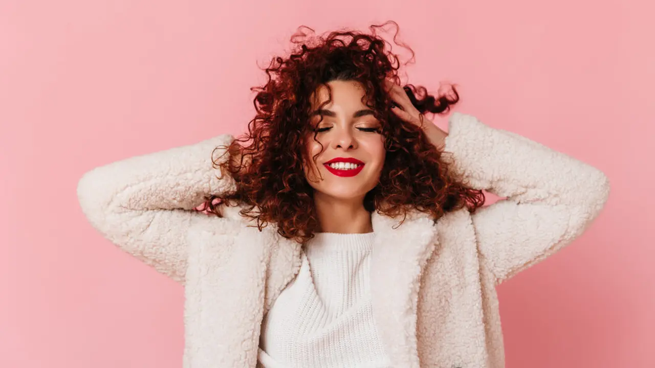 14 Cara Merawat Rambut Sehat untuk Si Pemilik Curly Hair agar Lembut dan Bebas Kusut