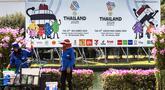 Aktivitas pekerja kebun di dekat papan reklame SEA Games 2025 di luar Stadion Nasional Rajamangala, Bangkok, Thailand pada Jumat 28 November 2025. Thailand berhias menyambut perhelatan olahraga terbesar se-Asia Tenggara (SEA Games) 2025. (Chanakarn Laosarakham/AFP)