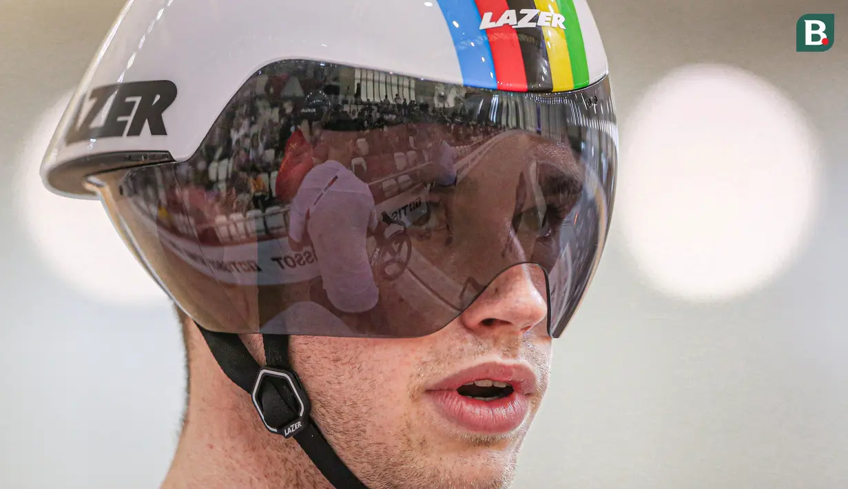 Refleksi pebalap sepeda China, Zhou Yu pada helm yang dipakai oleh pebalap sepeda Belanda, Harrie Lavreysen saat akan memulai balapan pada nomor semifinal sprint putra UCI Track Nations Cup 2023 di Jakarta International Velodrome, Rawamangun, Jakarta, Minggu (26/02/2023). (Bola.com/Bagaskara Lazuardi)
