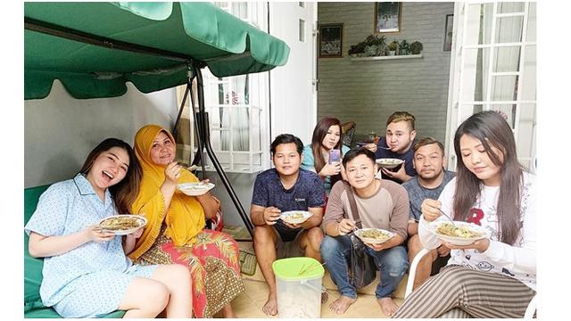 Sangat Sederhana, Via Vallen Makan Lontong Kupang Bareng Keluarga