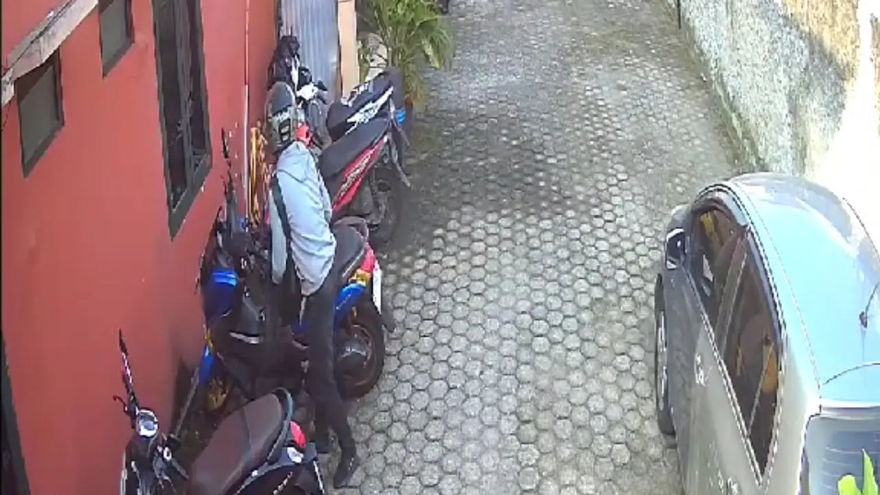 Aksi maling motor yang terekam CCTV viral. Dalam hitungan menit N-Max yang terparkir di kosan daerah Jl. Bungur II No. 21A RT02/02, Kebayoran Lama, Jakarta Selatan pun raib dibawa kabur maling, Kamis (15/6) lalu (Istimewa)