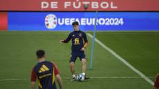 Gelandang Spanyol Gavi menghadiri sesi latihan menjelang laga kualifikasi grup A UEFA Euro 2024 melawan Norwegia di stadion La Rosaleda, Malaga, Jumat (24/3/2023). (Photo by CRISTINA QUICLER / AFP)