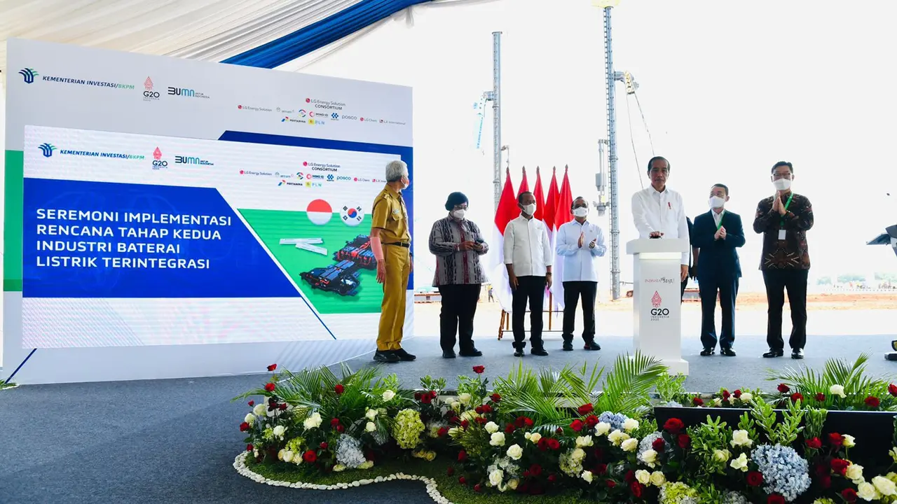 Presiden Joko Widodo (Jokowi) meninjau pembangunan proyek Grand Package Konsorsium LG di Kawasan Industri Terpadu, Batang pada Rabu (8/6).