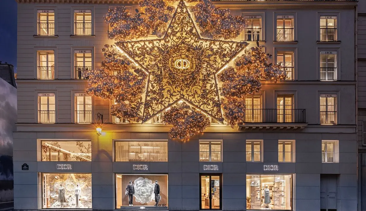 Dalam dekorasi natal yang terdapat di butik Dior Prancis ini terdapat sketsa Pietro Ruffo untuk memberi penghormatan kepada Toile de Jouy, yang merupakan simbol bintang favorit sang pendiri dan pemilik Dior serta dibubuhi tanda nama CHRISTIAN DIOR. (Dok. Dior Paris).