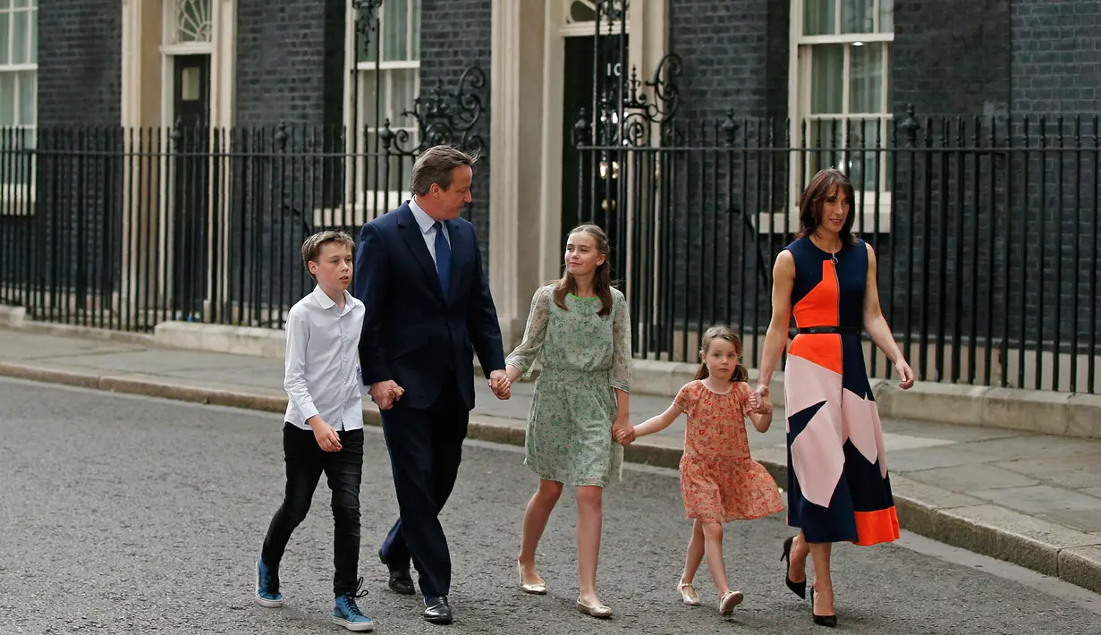 David Cameron bersama istri Samantha dan ketiga anaknya, berjalan meninggalkan kantornya, 10 Downing Street, London, pada hari terakhir sebagai PM Inggris, Rabu (13/7). Cameron mundur sebagai PM Inggris pasca referendum Uni Eropa (AFP PHOTO/Adrian DENNIS)