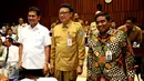 Mendagri Tjahjo Kumolo (tengah), bersama Menpan RB Asman Abnur dan Dirjen Otda Kemendagri, Soni Sumarsono sebelum mengikuti rapat kerja dengan Komisi II DPR di Kompleks Parlemen, Senayan, Jakarta, Selasa (6/12). (Liputan6.com/Johan Tallo)