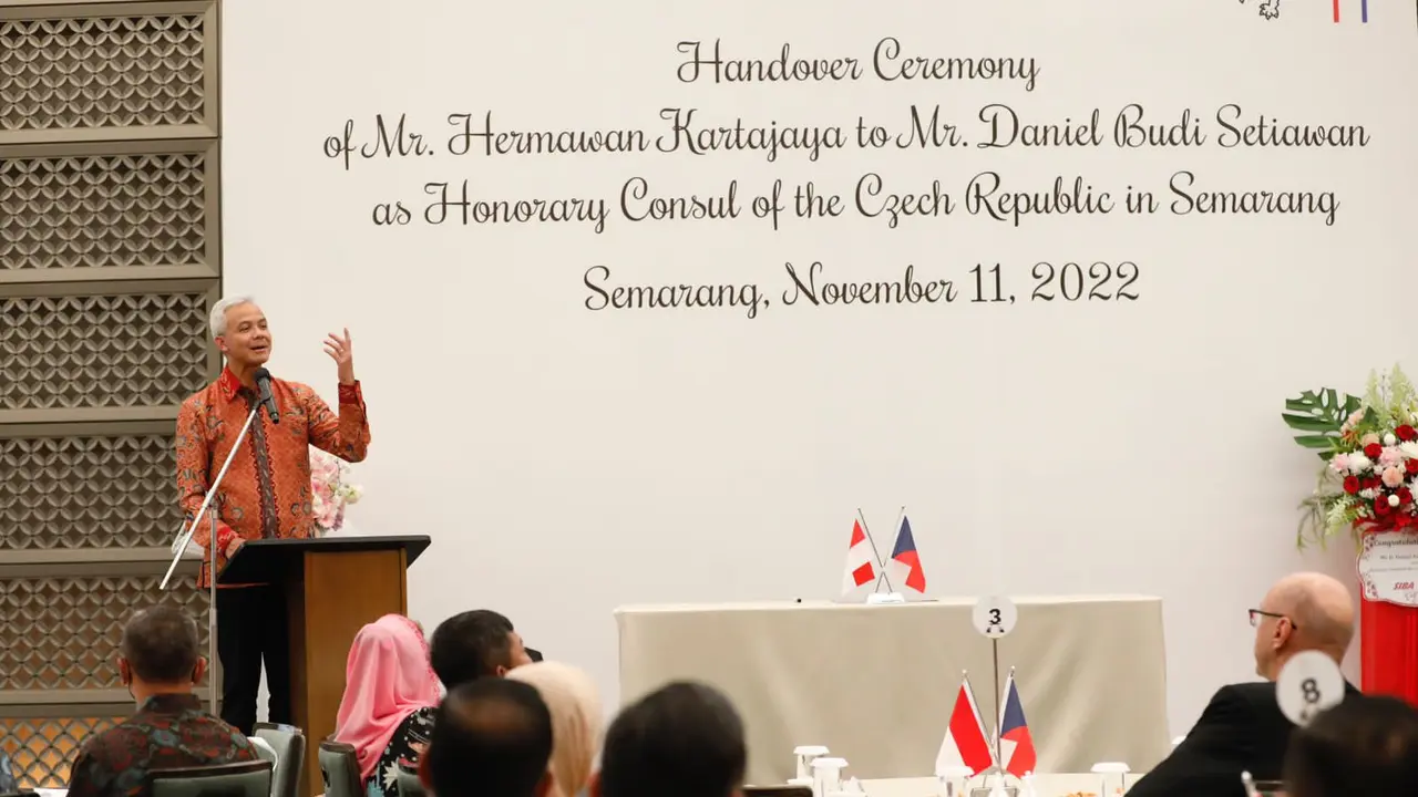Gubernur Jawa Tengah Ganjar Pranowo mengesahkan kepemimpinan Konsulat Kehormatan Republik Ceko Wilayah Jawa Tengah yang dijabat Daniel Budi Setiawan,