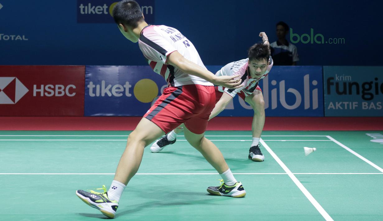 Kevin Sanjaya/Marcus Gideon gagal mengembalikan kok ke arah Hendra Setiawan/Mohammad Ahsan pada babak pertama Indonesia Open 2018 di Istora Senayan, Jakarta, (4/6/2018). Kevin/Marcus menang 21-16 18-21 21-10.  (Bola.com/Nick Hanoatubun)