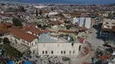 Sebuah foto udara yang diambil pada 11 Februari 2023 menunjukkan masjid Habib-i Neccar yang hancur di kota bersejarah Antakya, Turki. Kubahnya benar-benar runtuh dan situsnya menyerupai gundukan puing. (Photo by Yasin AKGUL / AFP)