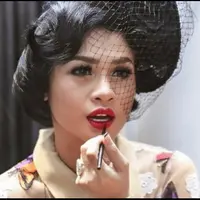 Berkat almarhum Efa Secioria, Andien menjadi seorang penyanyi. Maka tak salah jika dalam konsernya bertajuk Metamorfosa 15 September mendatang, Andien mempersembahkannya untuk sang mentor.