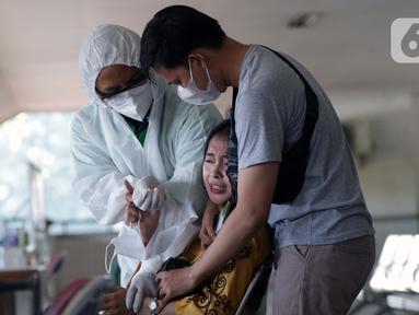 Warga menjalani rapid test antigen di Terminal Bus Antar Kota Antar Provinsi Kampung Rambutan, Jakarta, Kamis (20/5/2021). Penumpang bus yang tiba maupun akan berangkat diwajibkan menjalani pengecekan bebas COVID-19 melalui rapid test antigen atau GeNose. (Liputan6.com/Helmi Fithriansyah)