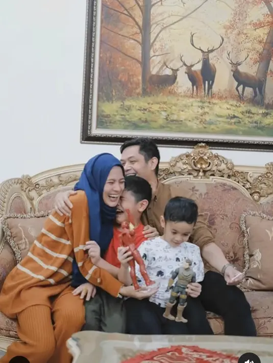 Usai mengumumkan kehamilannya, Dude dan Rendra kemudian memeluk erat Icha. Rasa haru dan bahagia pun begitu terasa dari rekaman video tersebut.[Foto: Instagram/ichasoebandono]