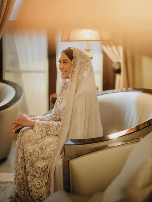 Penampilan elegan Putri Tanjung kemudian diperlengkap dengan veil panjang. (Instagram/putri_tanjung).