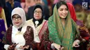 Istri Gibran Rakabuming, Selvi Ananda (tengah) saat menari Tortor saat acara adat pernikahan Kahiyang Ayu dan Bobby Nasution di Bukit Hijau Regency Taman Setia Budi (BHR Tasbi), Medan (24/11). (Liputan6.com/Pool/Media Center)