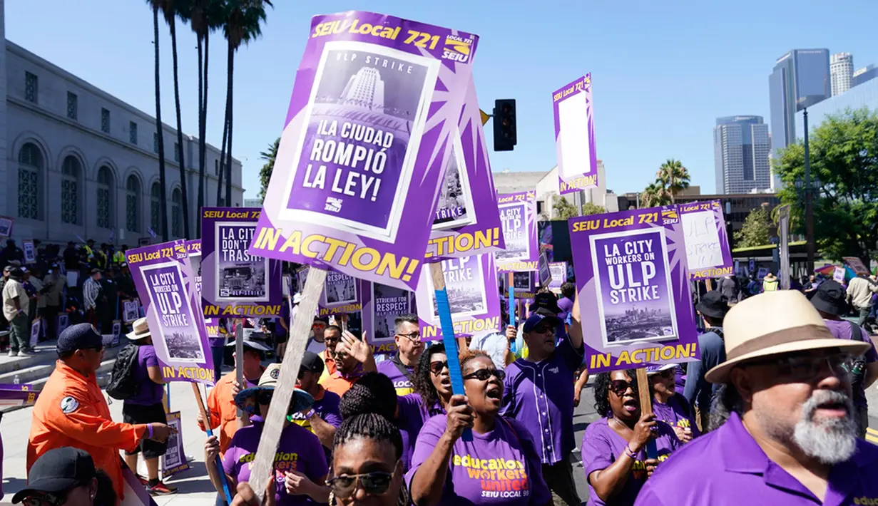 Para pekerja Kota Los Angeles bergabung dengan para pegawai hotel, aktor Hollywood, serta penulis TV dan film yang telah mogok kerja pada musim panas ini. (AP Photo/Ryan Sun)