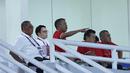 Sekjen PSSI, Yunus Nusi (tengah) dan Exco PSSI, Sumardji terlihat menonton laga Grup A Piala AFF U-17 2026 antara Timnas Indonesia U-17 melawan Vietnam di Stadion Gelora Delta Sidoarjo, Sidoarjo, Jawa Timur, Minggu (19/04/2026). (Bola.com/M Iqbal Ichsan)
