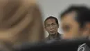Mantan Wakil Rektor UI, Tafsir Nurchamid, memperhatikan keterangan para saksi kasus proyek pengadaan dan pemasangan IT di perpustakaan UI pada sidang lanjutan di Pengadilan Tipikor, Jakarta, Rabu (29/10/2014). (Liputan6.com/Miftahul Hayat)