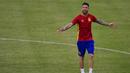 Bek Spanyol, Sergio Ramos, saat latihan ringan jelang Piala Eropa 2016 di Saint Martin de Re, Prancis, Kamis (9/6/2016). (AFP/Pierre-Philippe Marcou)