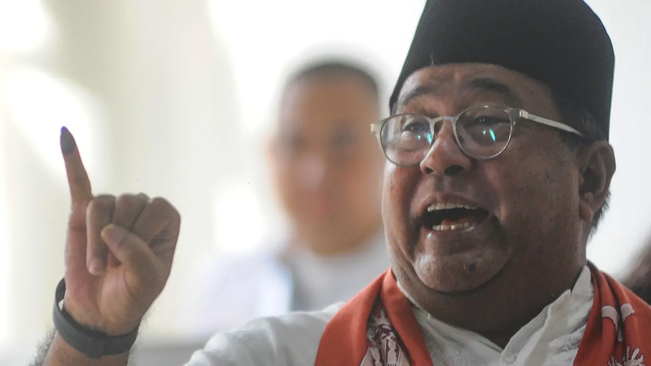 Tampil Serasi dan Kompak, Cawagub Rano Karno Gunakan Hak Pilihnya di TPS 65 Cilandak