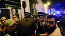 Polisi menggali informasi usai insiden kendaraan yang menabrak pejalan kaki di kawasan Finsbury Park, utara London, Senin (19/6). Menurut kesaksian sebuah van menyasar kerumunan orang yang baru selesai salat malam di dekat masjid. (Yui Mok/PA via AP)