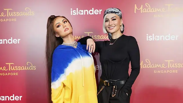 Agnez Mo bersama patung lilin dirinya yang dipajang di Madame Tussauds Singapura (Foto: Instagram mtssingapore)