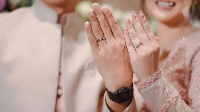 Prosesi lamaran Qausar Harta Yudana dan Masayu Clara (Foto: Instagram/@masayuclara/@@alurafotografi)