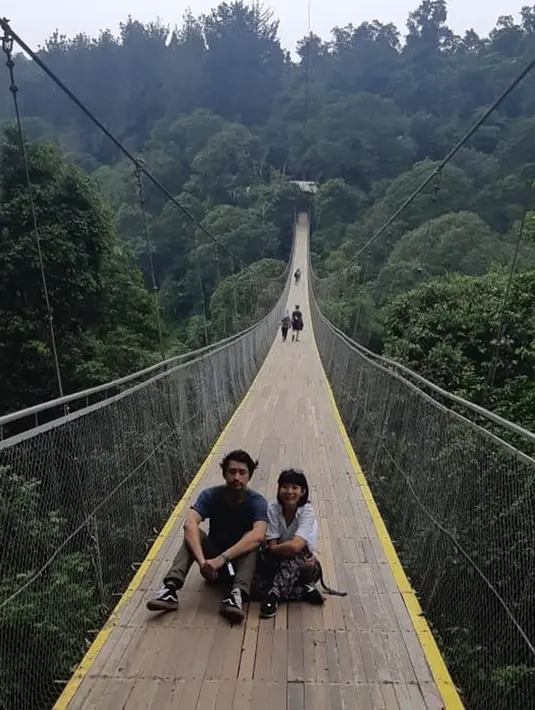 Pemilik nama Fifaldi Surya Permana itu sempat beberapa kali mengunggah potretnya bersama sang istri. Kebersamaan keduanya terlihat saat hangout bareng. Mereka selalu menyempatkan diri untuk liburan di sela kesibukan masing-masing. Keduanya tampak bahagia di momen tersebut. (Liputan6.com/IG/@revaldo.f.s.p)