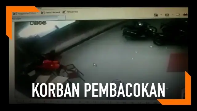 Seorang mahasiswa di Bandung, Jawa Barat jadi korban pembacokan salah sasaran. Momen kejadian yang terjadi di sebuah minimarket tersebut terekam kamera CCTV.