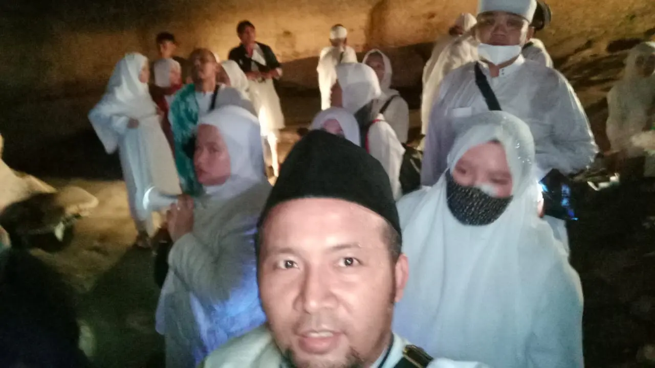 Sejumlah peziarah dalam goa Safarwadi, kawasan wisata religi Makam Waliyulloh, Pamijahan, Tasikmalaya, Jawa Barat.