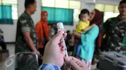 Kopassus menggelar pelaksanaan vaksinasi ulang terhadap anak para anggota TNI yang terindikasi menjadi korban vaksin palsu di Kantor Kesehatan Kopassus, Jakarta, Senin (18/7). Vaksinasi ulang ini juga atas bantuan dari RSPAD. (Liputan6.com/Helmi Afandi)