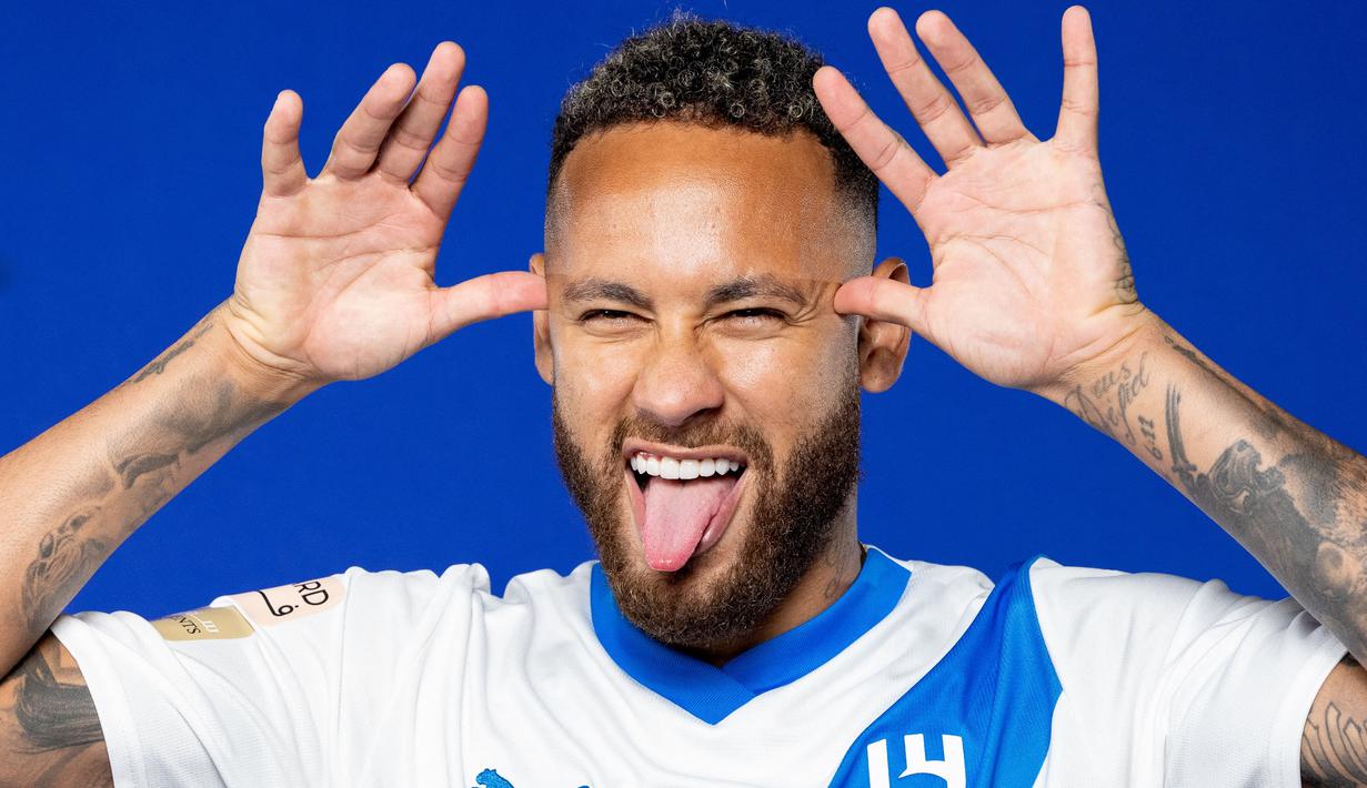 Neymar berpose dengan menggunakan jersey Al Hilal saat penandatangan kontrak di Paris, Selasa (15/8/2023). (Photo by Saudi Pro League / AFP)