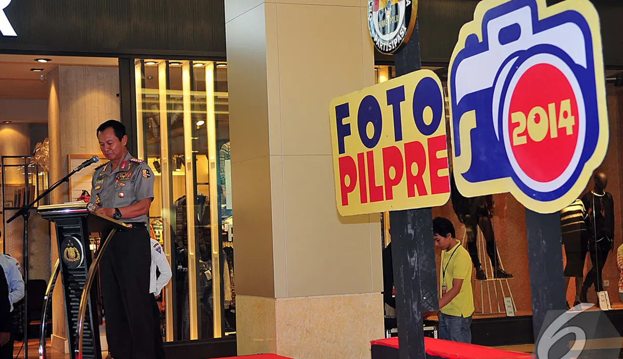 Kapolri Jenderal Sutarman memberikan sambutan saat pembukaan pameran Foto Pilpres 2014 di Mall Casablanca, Jakarta, Kamis (6/11/2014)(Liputan6.com/Johan Tallo)