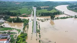 Foto udara menunjukkan banjir akibat hujan lebat di desa Xinanzhuang di distrik Miyun, pinggiran Beijing pada 29 Juli 2025. (ADEK BERRY/AFP)