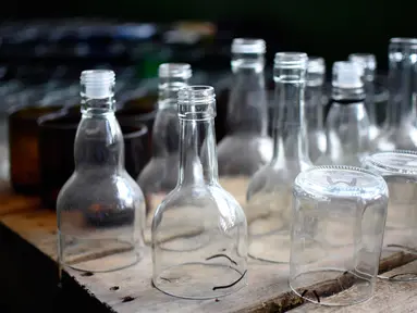 Sejumlah botol usai dipotong di Guatemala (12/2). Warga Guatemala memanfaatkan limbah botol bekas menjadi gelas cantik yang bernilai tinggi. (AFP PHOTO/JOHAN Ordonez)