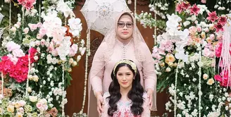 Sebelum prosesi siraman dimulai, Ochi tampak anggun mengenakan kebaya Sunda berwarna pink pastel yang dipadukan dengan kemben merah. [@thepotomoto].