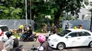 Petugas kebersihan DKI Jakarta saat melakukan pemotongan pohon tumbang di depan RSCM, Jakarta, Selasa (27/10/2015). Sebuah pohon besar tumbang menutup jalan dan menimpa bus metromini di depan RSCM. (Liputan6.com/Yoppy Renato)