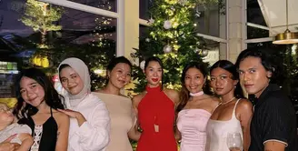 Bersama timnya, Jennifer Bachdim mengadakan dinner menjelang hari Natal. Jennifer pun tampil stunning dengan membawa keempat anaknya. [@jenniferbachdim]