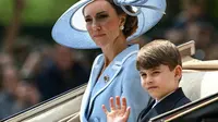 Tatapan Tajam Kate Middleton Saat Kereta Kudanya Lewati Demonstran Anti-Kerajaan