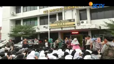 Sejumlah siswa tak kuasa menahan emosi dan akhirnya menangis bahagia usai menerima pernyataan kelulusan.