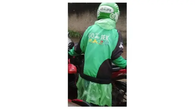 Jas hujan nyeleneh (Sumber: Instagram/dramaojol_id)