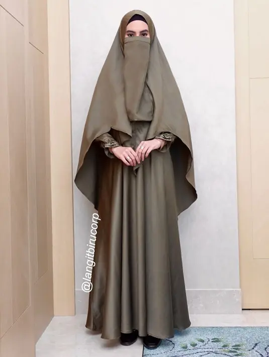 “Kayak aku gini kalau pakai cadar atau niqab itu adalah biar aku lebih nyaman, kalau misal lagi ibadah biar aku lebih fokus, atau seandainya aku ke tempat umum biar aku lebih tenang lebih nyaman. Jadi manfaatnya luar biasa banyak sekali,” kata Karput.