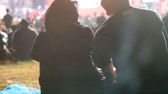 Gubernur Jawa Tengah Ganjar Pranowo bersama sang istri, Siti Atikoh menonton penampilan Whitesnake dan Scorpion di JogjaROCKarta International Rock Music Festival.